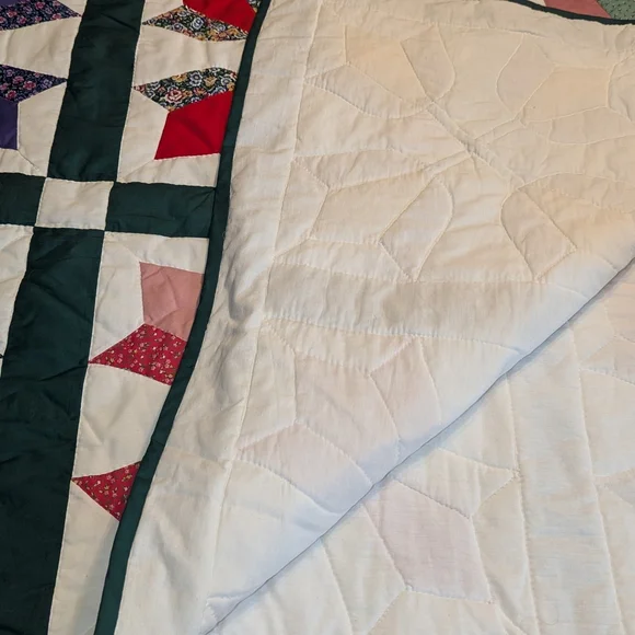 New Handmade Tulip Pattern Floral Patchwork Quilt with Green Border - Picture 3 of 7